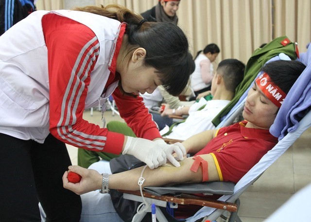 100 blood donors honored - ảnh 1